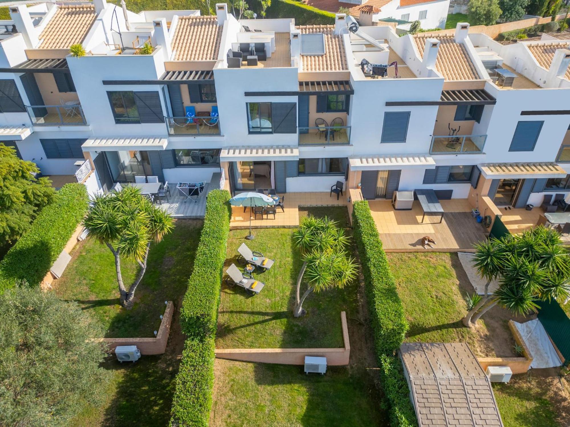 Incredible Townhouse W Pool, Holiday home Albufeira